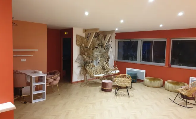 Pose de papier peint et rénovation de peinture à Annemasse - Salle d'attente 